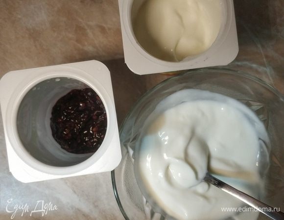 На ягодный слой выкладываем йогурт. Он может быть любым, в данном случае натуральный без сахара. Для большей диетичности.
