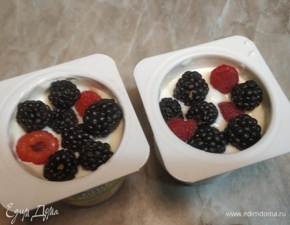 Сверху выкладываем целые ягодки.
