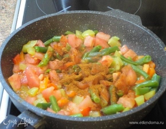Затем добавляем зеленую фасоль, помидоры (предварительно очищенные от кожицы и нарезанные кубиками), острый красный перчик и приправляем 1 ч. л. паприки, солью и свежемолотым перцем. Жарим еще минут 5.