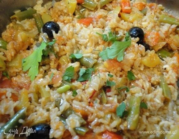 Смешиваем овощи с готовым рисом, добавляем маслины и рубленую петрушку. Перемешиваем и оставляем на 10–15 минут, чтобы все взаимно пропиталось ароматами.