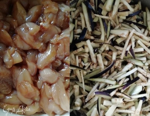 Нарезаем куриное филе длинными кусочками, маринуем в соевом соусе. Баклажаны нарезаем соломкой, солим. Отставляем в сторону.