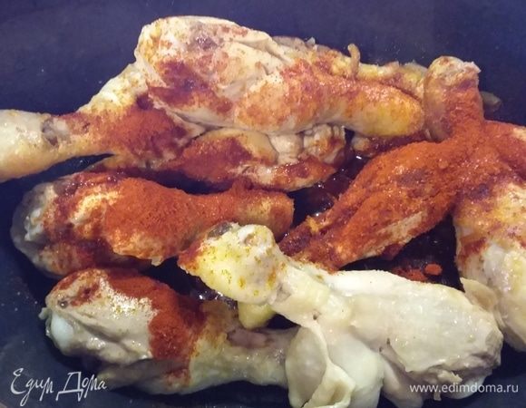 В кастрюле с толстым дном разогреть масло и обжарить кусочки курицы со всех сторон до золотистого цвета. Всыпать порошок красной сладкой паприки и соль. По желанию можно добавить щепотку острой паприки. Обжарить полминуты.
