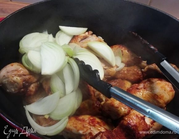 Добавить лук, нарезанный полукольцами, обжарить несколько минут.