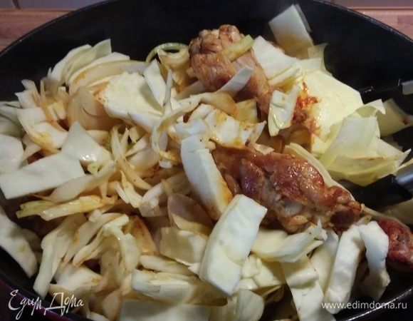 Добавить капусту, нарезанную произвольно, обжарить вместе несколько минут. Добавить тмин и лавровый лист, влить пассату и бульон, довести до кипения, уменьшить огонь и тушить под крышкой 30–40 минут. Я заменила бульон и пассату на томатный сок.