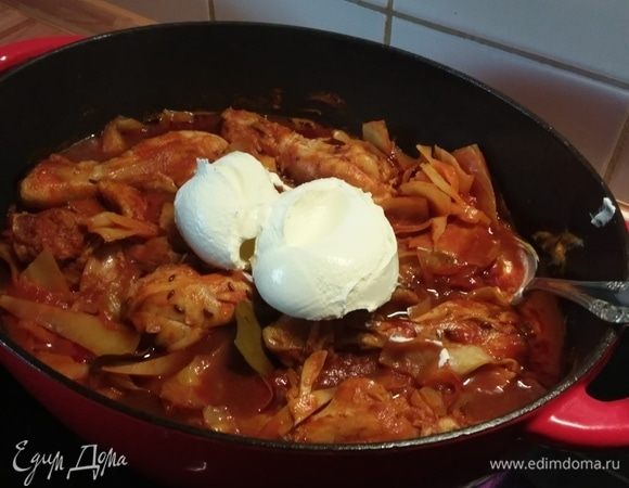 В конце тушения (мясо должно быть готово) выложить в гуляш сметану, размешать, прогреть. Блюдо готово. При подаче посыпать рубленной петрушкой.