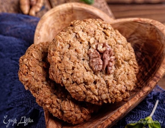 Выпекаем до золотистого цвета около 30 минут. Готовому печенью дать остыть. Хранить в закрытой таре.