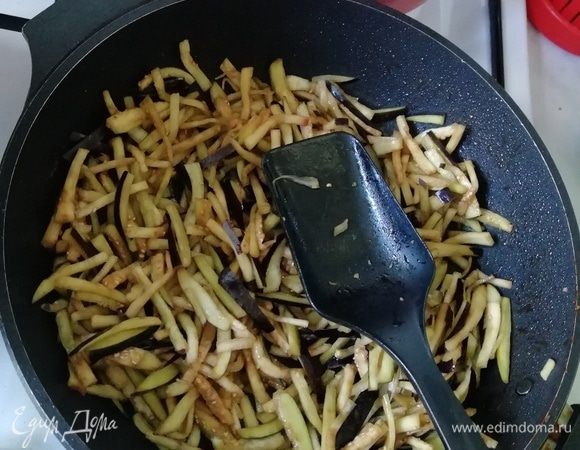 Далее обжариваем баклажаны на масле. Солить не требуется.