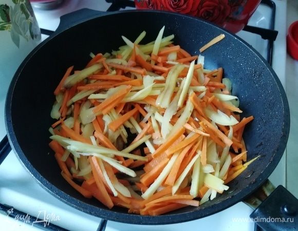 Морковь, болгарский перец и имбирь готовим вместе. Приправляем соевым соусом. Обжаривать сильно не нужно.