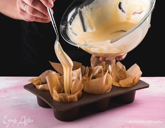 В форму для маффинов вложите бумажные формочки, наполните каждую на 2/3 тестом. Поставьте заготовки в предварительно разогретую до 200°С духовку и выпекайте маффины в течение 25 минут. Ориентируйтесь по своей духовке! Готовность проверяйте деревянной шпажкой.