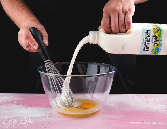 Смешайте в миске сливочное масло, яйцо, сахар и молоко ТМ «ПравильноеМолоко». Хорошо взбейте все венчиком.