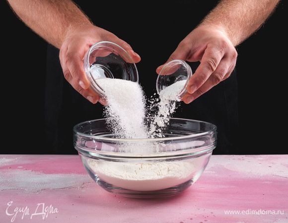 В другой емкости соедините пшеничную муку, соль, разрыхлитель, сахар.