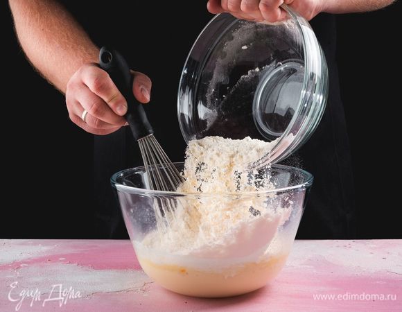 Соедините жидкую и сухую составляющие, перемешайте, чтобы не осталось комочков.<br />
 