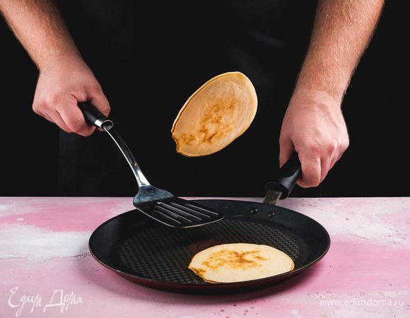 Разогрейте сковородку без масла. Выливайте по 2 ст. л. теста на сковороду. Как только появятся пузырьки, переверните панкейк на другую сторону. Таким образом пожарьте все панкейки.<br />
 