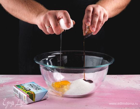 Сливочное масло ТМ «ПравильноеМасло» достаньте предварительно из холодильника, чтобы оно размягчилось. В глубокой емкости соедините яйцо, сахар и ванильный экстракт.