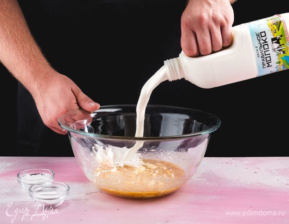 Далее добавьте молоко ТМ «ПравильноеМолоко», соль и разрыхлитель.<br />
 