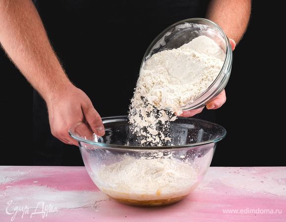 В несколько приемов введите муку. Замешайте тесто. Оно должно получиться не слишком плотным. Муки может уйти немного меньше или больше.<br />
 
