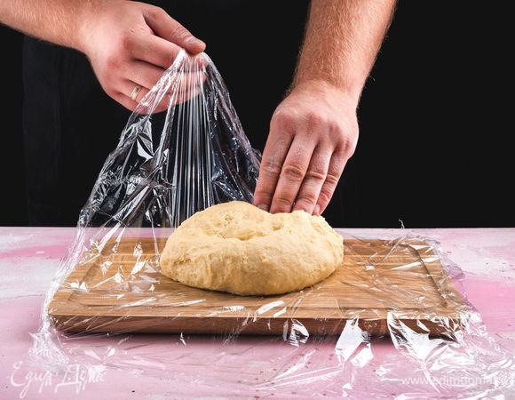 Заверните тесто в пищевую пленку и положите в холодильник на 30 минут.