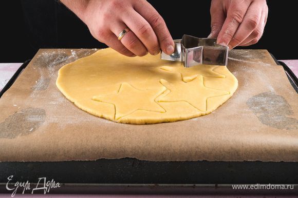 Готовое тесто раскатайте в пласт толщиной 1 см, вырежьте формочками печенье. Противень застелите пергаментом. Выложите печенье. Выпекайте при 180°С 15–20 минут.
