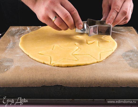 Готовое тесто раскатайте в пласт толщиной 1 см, вырежьте формочками печенье. Противень застелите пергаментом. Выложите печенье. Выпекайте при 180°С 15–20 минут.<br />
 