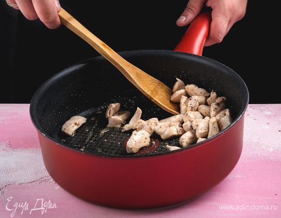 Курицу обжарьте на оливковом масле до полуготовности. Добавьте специи по вкусу.