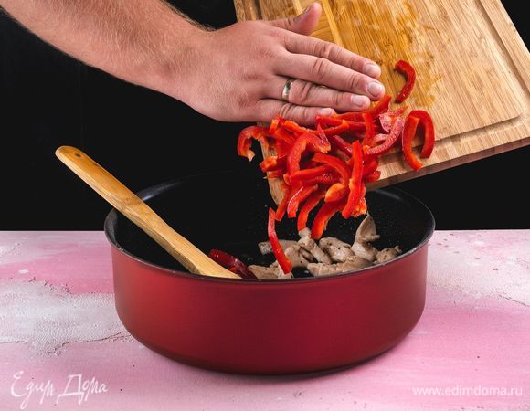 Добавьте к курице болгарский перец и потушите.<br />
 