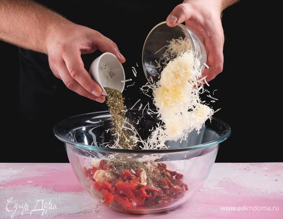 В миске смешайте тертый сыр (2 ст. л. оставьте), куриное филе с болгарским перецем, нарезанные вяленые помидоры, орегано.<br />
 
