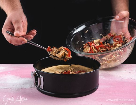 Достаньте из духовки основу киша, посыпьте отложенным сыром. Выложите начинку и немного утрамбуйте.<br />
 