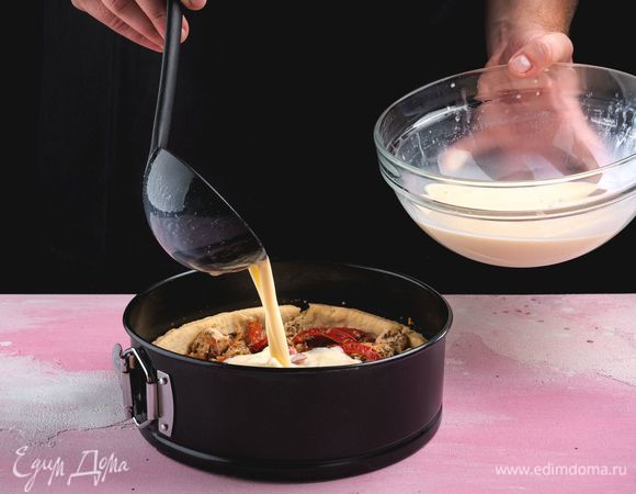 Вылейте заливку сверху на киш. Запекайте пирог в течение 40 минут при 180°С.<br />
 