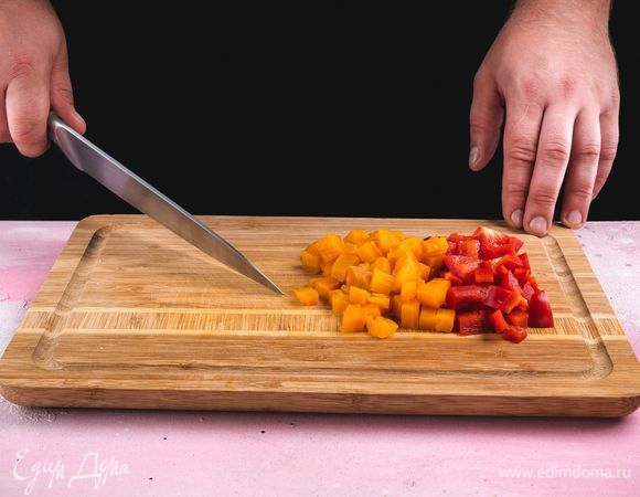 Морковь заранее отварите, перец болгарский очистите. Нарежьте овощи мелкими кубиками.