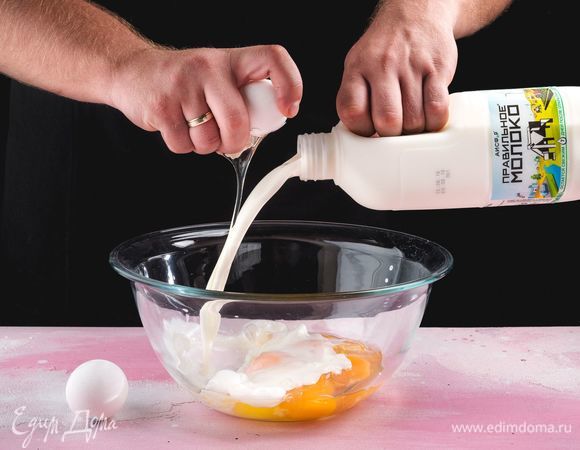 В миске смешайте яйца и молоко ТМ «ПравильноеМолоко», добавьте соль. Смесь перемешайте вилкой, не взбивайте.<br />
 