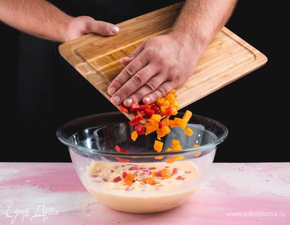 Соедините яично-молочную смесь с овощами.