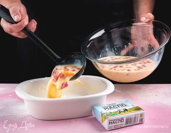 Небольшую форму с высокими бортиками смажьте сливочным маслом ТМ «ПравильноеМасло». Вылейте яично-овощную массу. Запекайте омлет в заранее разогретой до 180°С в течение 35 минут.<br />
 