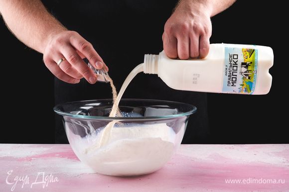 Смешайте молоко ТМ «ПравильноеМолоко» с дрожжами, сахаром и солью.