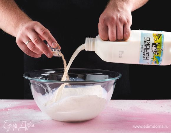 Смешайте молоко ТМ «ПравильноеМолоко» с дрожжами, сахаром и солью.