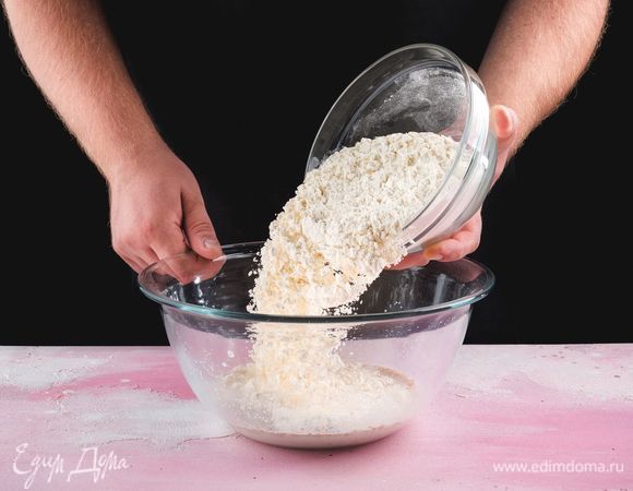Постепенно введите муку, вымесите тесто.<br />