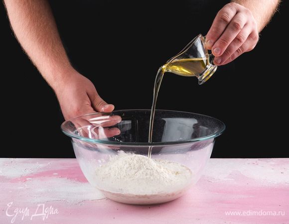 Добавьте оливковое масло и снова вымесите тесто. Оставьте на 10 минут.