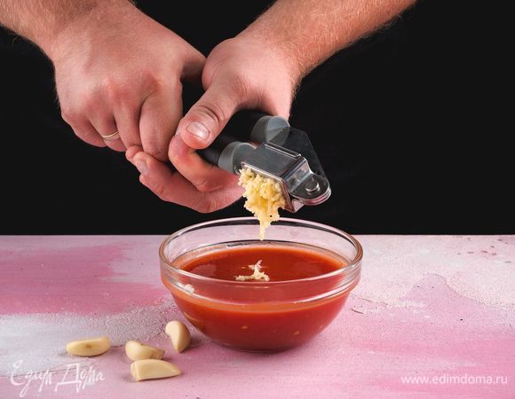 В томатный соус выдавите чеснок, добавьте соль по вкусу.<br />