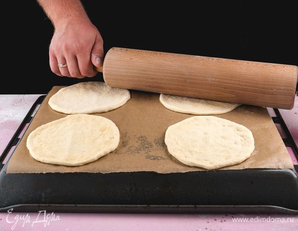 Раскатайте тесто на мини-пиццы.