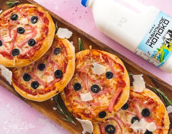 Выпекайте мини-пиццы в заранее разогретой до 190°С духовке в течение 30 минут. Приятного аппетита!<br />