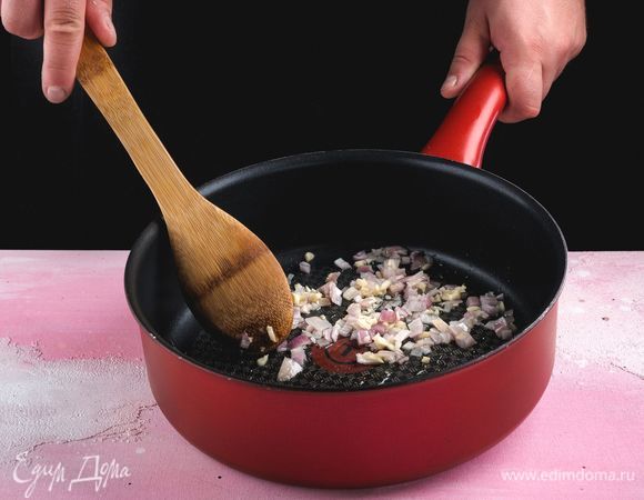 Шалот почистите и нарежьте кубиками. Чеснок почистите, раздавите плоской стороной ножа и, удалив горькую сердцевину, мелко порубите.<br />
Разогрейте в сковороде со съемной ручкой немного оливкового масла и обжарьте лук с чесноком.<br />
 