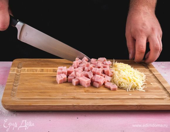 Сыр натрите на крупной терке. Ветчину нарежьте небольшими кубиками.<br />
 