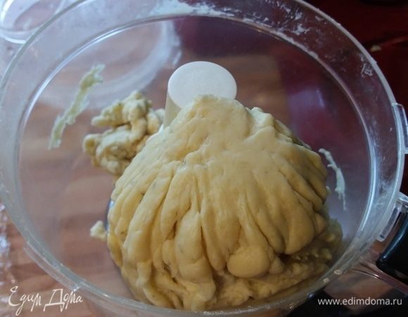 В блендере соединить все ингредиенты для теста (кроме воды). Масло должно быть холодным, нарезанным мелким кубиком. Перебить в крошку. Постепенно добавляем ледяную воду до тех пор, пока тесто замесится в комок. У меня ушло около 90 мл воды. Тесто обернуть пленкой и отправить в холодильник минимум на 30 минут.