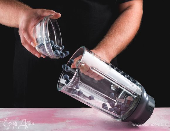 Промойте и обсушите голубику. Положите в чашу блендера.<br />
 