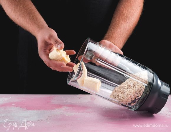 Разломите банан и добавьте к овсянке и голубике.<br />
 