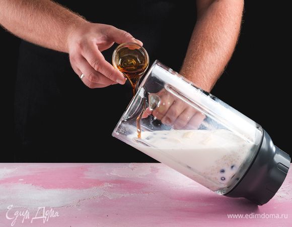 Также по вкусу добавьте кленовый сироп  и измельчите все до однородной консистенции.