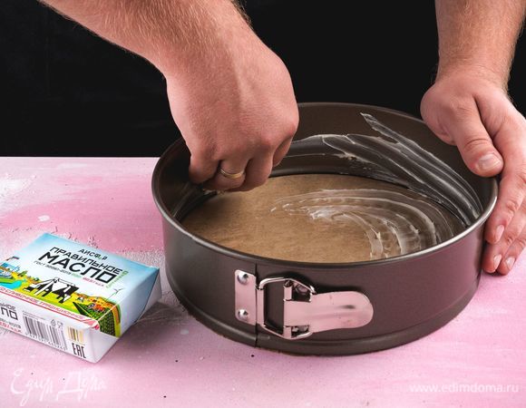 Духовку разогрейте до 180°С. Форму для запекания смажьте мягким сливочным маслом ТМ «ПравильноеМасло».<br />
 