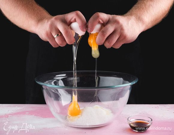 Смешайте яйца, сахар, ванильный экстракт.