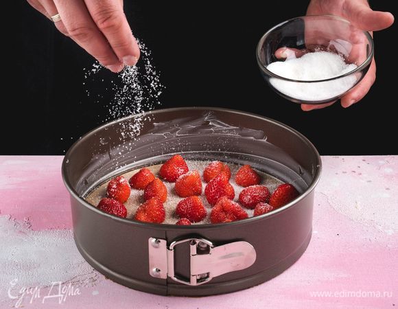 Клубнику промойте, обсушите. Выложите в один слой на дно формы и посыпьте сахаром.<br />
 