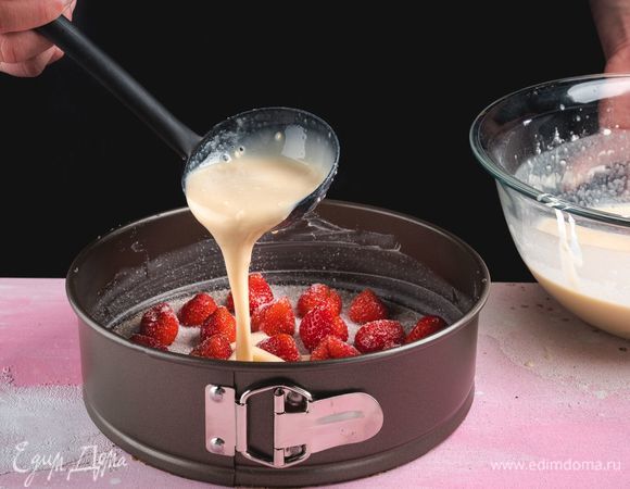 Залейте клубнику тестом. Выпекайте клафути 40 минут до золотисто-коричневой корочки.<br />
 