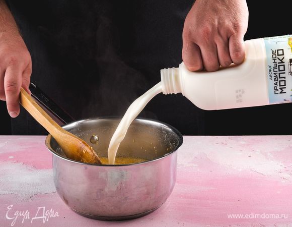 Постепенно вливайте молоко ТМ «ПравильноеМолоко» и размешивайте кашу, не допуская сильного бурления. Постепенно крупа начнет вбирать в себя и молоко. Главное — добавлять его по чуть-чуть и часто помешивать кашу ложкой или лопаткой.<br />
 